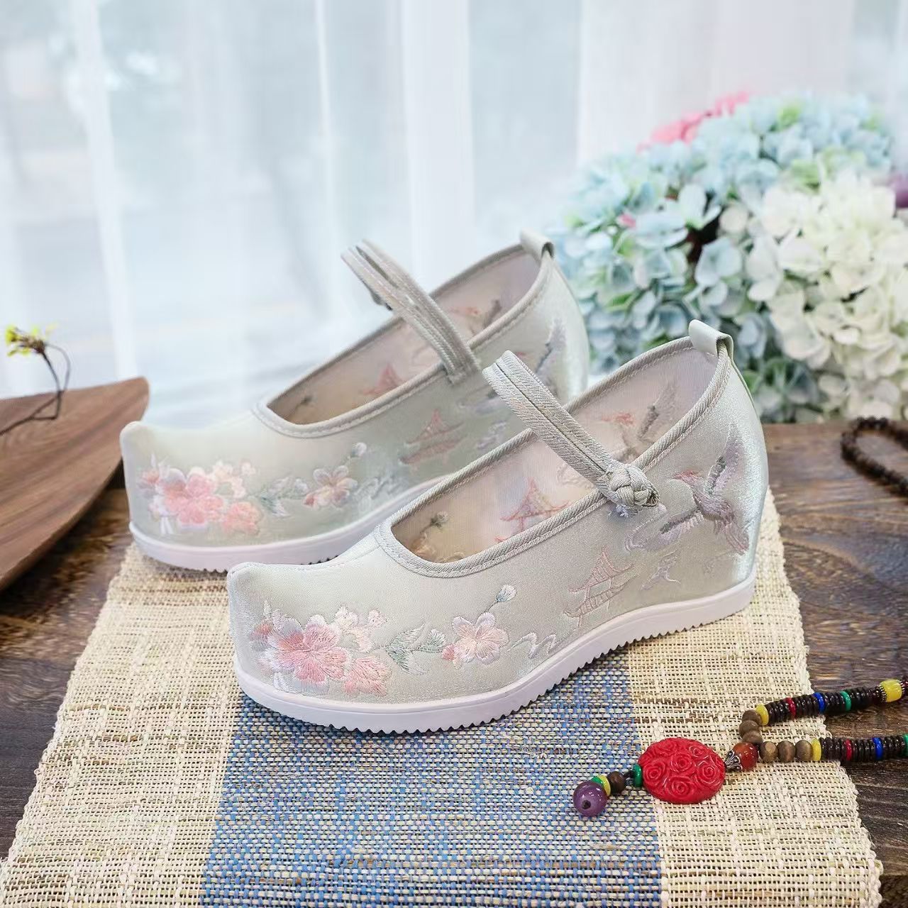 Sepatu Wanita dengan Bordir In - Embroidery Canvas ulasan dan harga